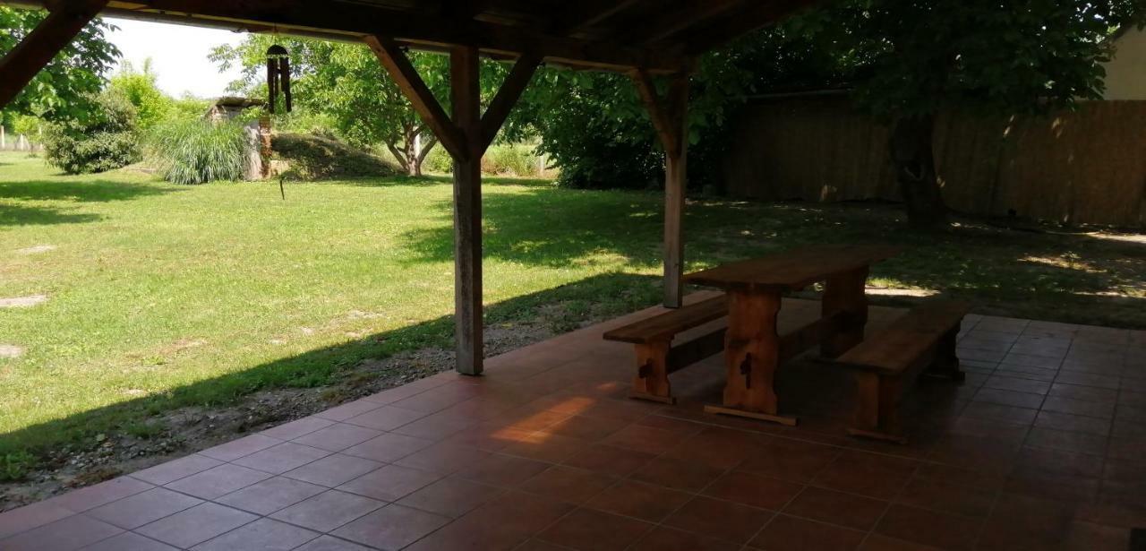 Gesztenye Vendeghaz Ságvár 外观 照片